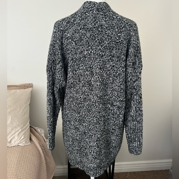TIMING | Heather Grey Chunky Knit Cozy Cardigan With Pockets - Picture 3 of 8